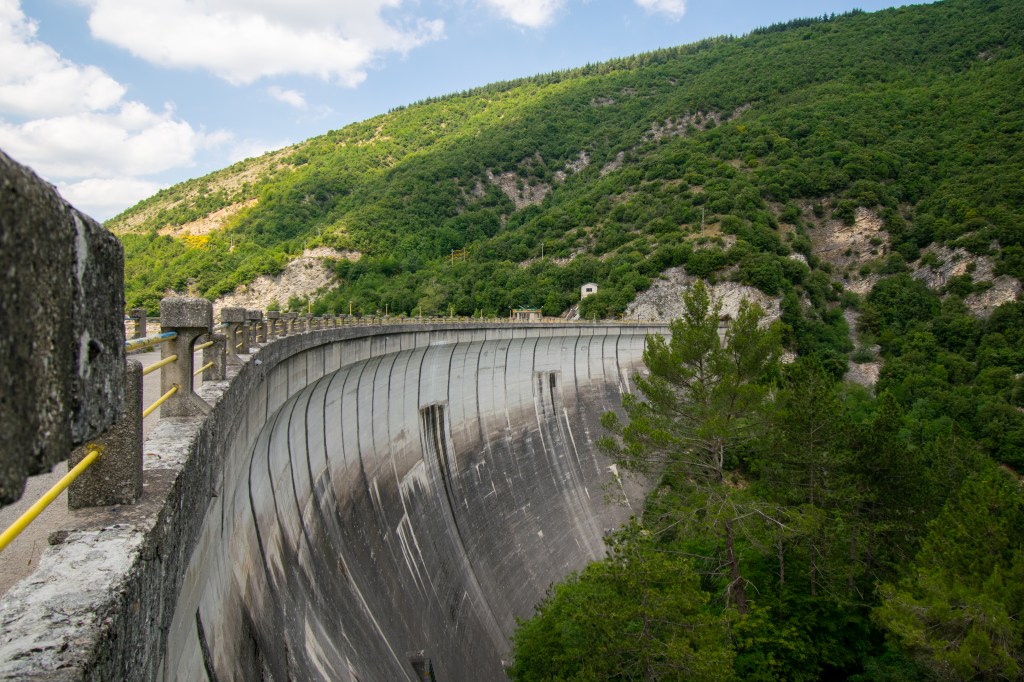 lago di fiastra diga lame rosse